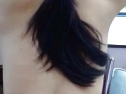 Criada de pelo oscur ...
