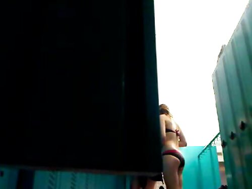 Una morena delgada l ...
