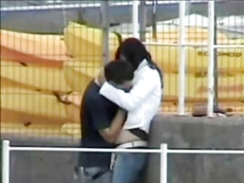 Una chica joven se m ...
