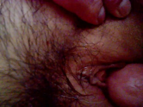 Una joven morena le  ...