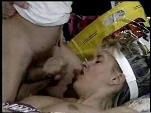 Una chica joven pone ...