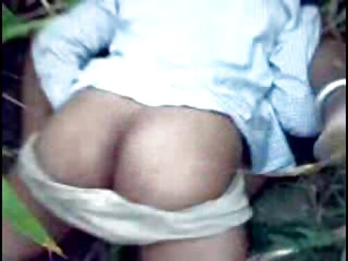 una chica flaca con  ...