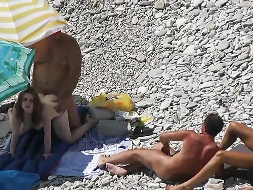 Un hombre calvo romp ...