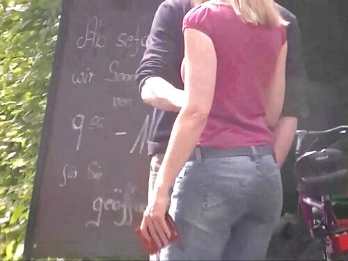 Una chica joven con  ...