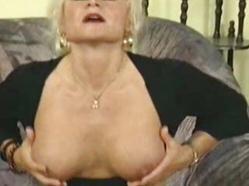 Chica tetona en el t ...