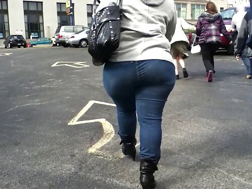 Una chica rubia delg ...