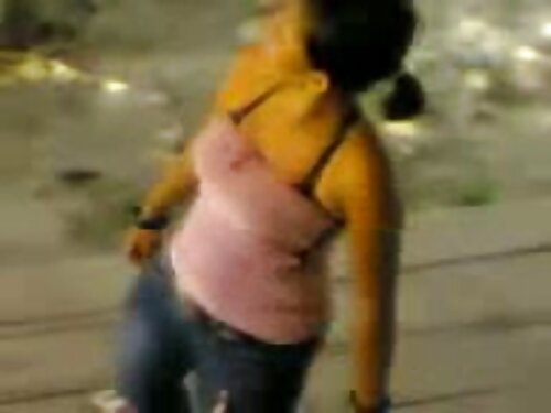 Morena tatuada con g ...
