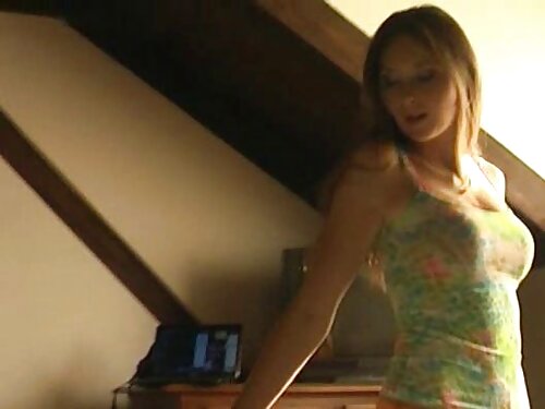 Una hermosa rubia le ...